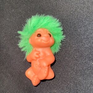 Vintage 1985 Norfin DAM 3” troll doll baby laying short green Hair (no clothes)